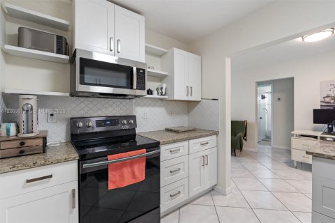 House in Tamarac, Florida 2 bedrooms, 100.52 sq.m. № 2266155 - photo 4