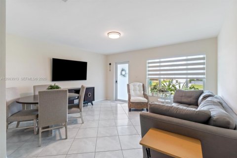 House in Tamarac, Florida 2 bedrooms, 100.52 sq.m. № 2266155 - photo 2