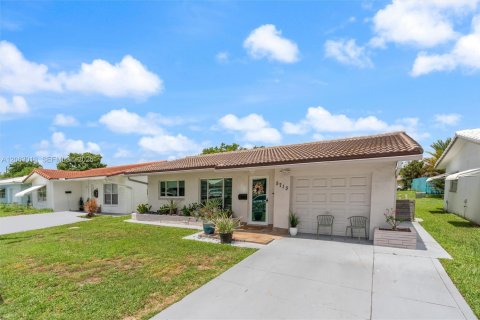 House in Tamarac, Florida 2 bedrooms, 100.52 sq.m. № 2266155