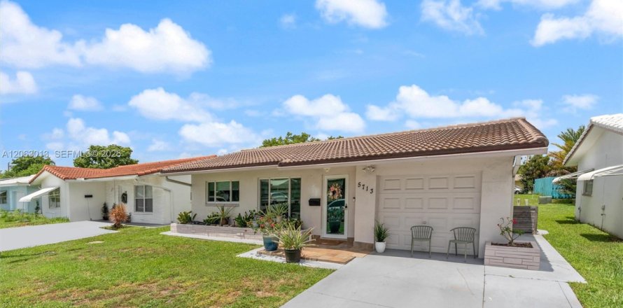 House in Tamarac, Florida 2 bedrooms, 100.52 sq.m. № 2266155