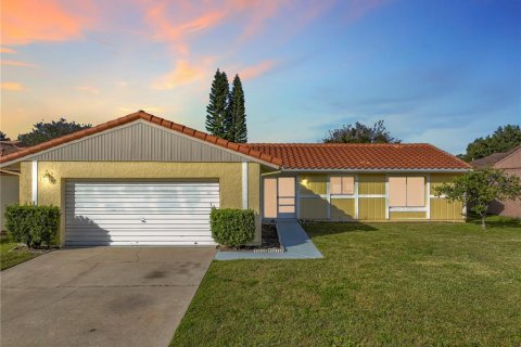 House in Orlando, Florida 3 bedrooms, 146.41 sq.m. № 2213056 - photo 2