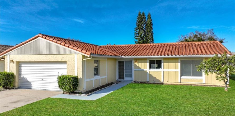 House in Orlando, Florida 3 bedrooms, 146.41 sq.m. № 2213056