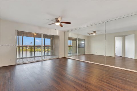 Condo in Pembroke Pines, Florida, 2 bedrooms  № 1925248 - photo 13
