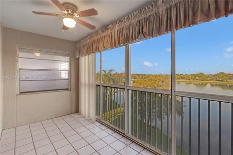 Condo in Pembroke Pines, Florida, 2 bedrooms  № 1925248 - photo 12