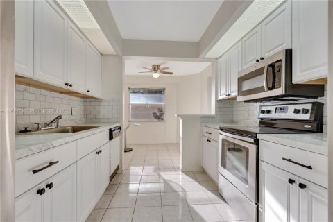 Condo in Pembroke Pines, Florida, 2 bedrooms  № 1925248 - photo 4