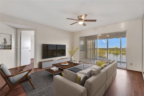 Condo in Pembroke Pines, Florida, 2 bedrooms  № 1925248 - photo 2