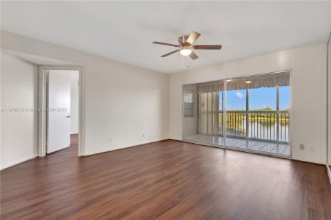 Condo in Pembroke Pines, Florida, 2 bedrooms  № 1925248 - photo 3
