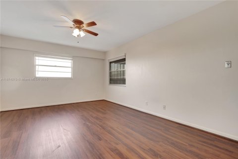 Condo in Pembroke Pines, Florida, 2 bedrooms  № 1925248 - photo 21