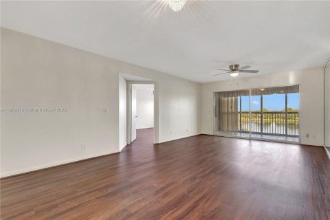 Condo in Pembroke Pines, Florida, 2 bedrooms  № 1925248 - photo 16