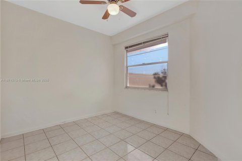Condo in Pembroke Pines, Florida, 2 bedrooms  № 1925248 - photo 7
