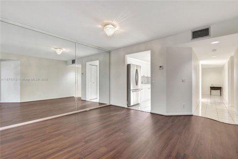 Condo in Pembroke Pines, Florida, 2 bedrooms  № 1925248 - photo 15
