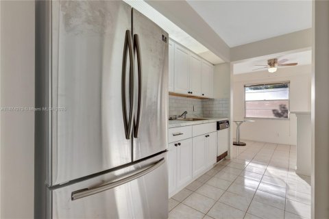 Condo in Pembroke Pines, Florida, 2 bedrooms  № 1925248 - photo 8