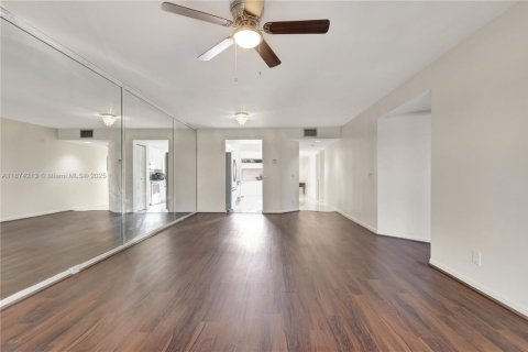 Condo in Pembroke Pines, Florida, 2 bedrooms  № 1925248 - photo 18