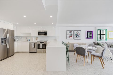 Condo in Miami, Florida, 2 bedrooms  № 1982661 - photo 3
