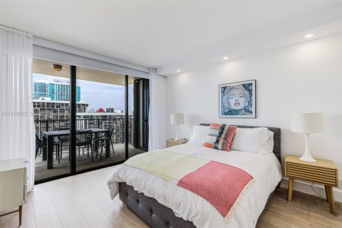 Condo in Miami, Florida, 2 bedrooms  № 1982661 - photo 9