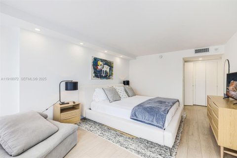 Condo in Miami, Florida, 2 bedrooms  № 1982661 - photo 11