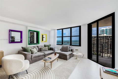 Condo in Miami, Florida, 2 bedrooms  № 1982661 - photo 5