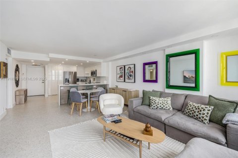 Condo in Miami, Florida, 2 bedrooms  № 1982661 - photo 6