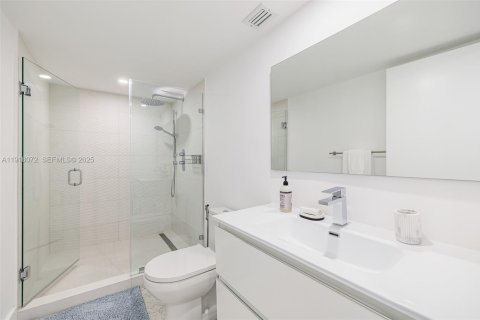 Condo in Miami, Florida, 2 bedrooms  № 1982661 - photo 12
