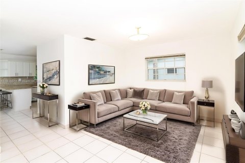 House in Miami, Florida 4 bedrooms, 140.47 sq.m. № 1770366 - photo 3