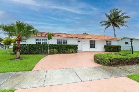 House in Miami, Florida 4 bedrooms, 140.47 sq.m. № 1770366 - photo 1