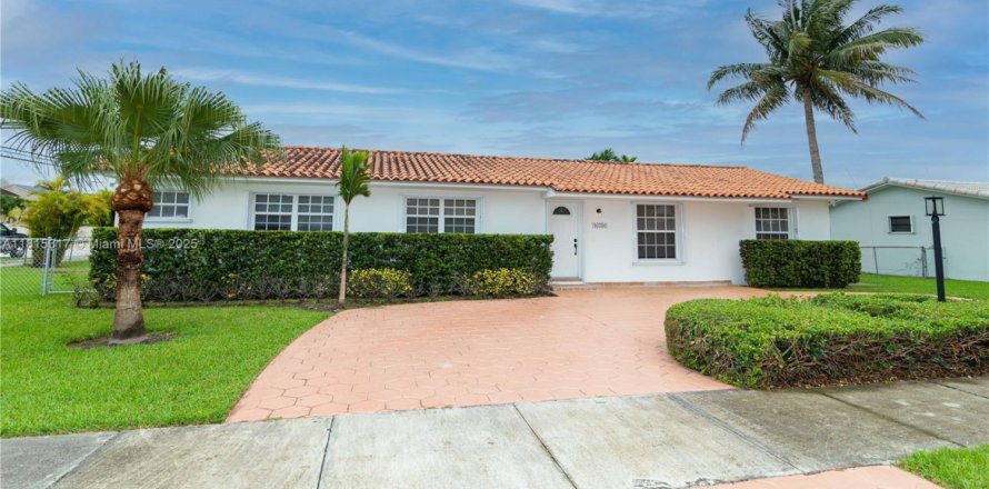 House in Miami, Florida 4 bedrooms, 140.47 sq.m. № 1770366