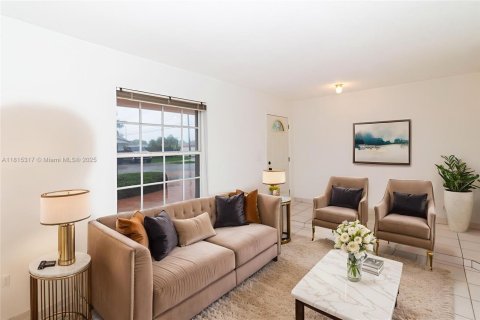 House in Miami, Florida 4 bedrooms, 140.47 sq.m. № 1770366 - photo 2