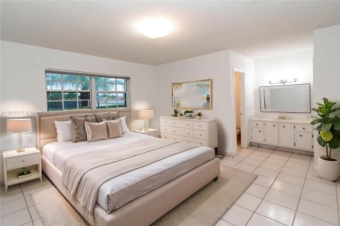 House in Miami, Florida 4 bedrooms, 140.47 sq.m. № 1770366 - photo 6