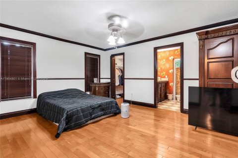 House in South Miami, Florida 5 bedrooms, 281.12 sq.m. № 1955172 - photo 26