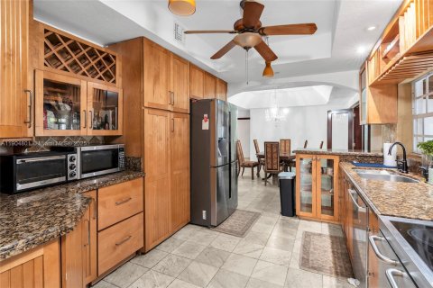 House in South Miami, Florida 5 bedrooms, 281.12 sq.m. № 1955172 - photo 20