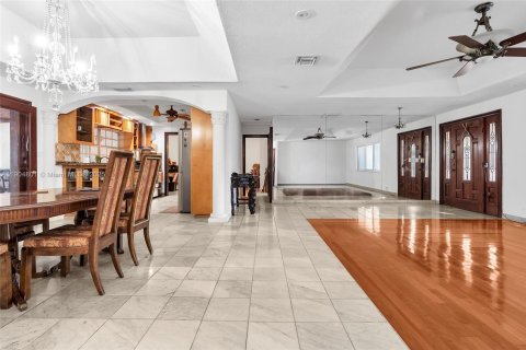 House in South Miami, Florida 5 bedrooms, 281.12 sq.m. № 1955172 - photo 16