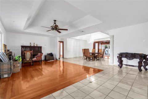 House in South Miami, Florida 5 bedrooms, 281.12 sq.m. № 1955172 - photo 13