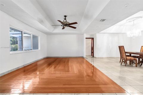 House in South Miami, Florida 5 bedrooms, 281.12 sq.m. № 1955172 - photo 14