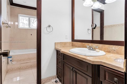 House in South Miami, Florida 5 bedrooms, 281.12 sq.m. № 1955172 - photo 24