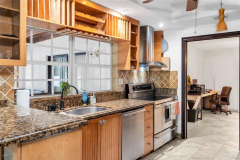 House in South Miami, Florida 5 bedrooms, 281.12 sq.m. № 1955172 - photo 19