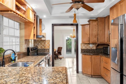 House in South Miami, Florida 5 bedrooms, 281.12 sq.m. № 1955172 - photo 18