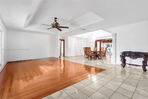 House in South Miami, Florida 5 bedrooms, 281.12 sq.m. № 1955172 - photo 12