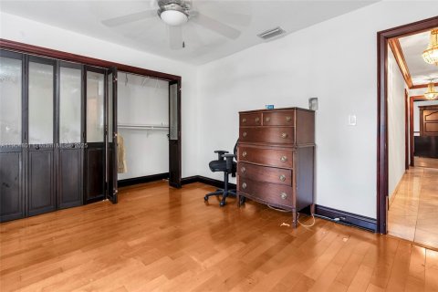 House in South Miami, Florida 5 bedrooms, 281.12 sq.m. № 1955172 - photo 23