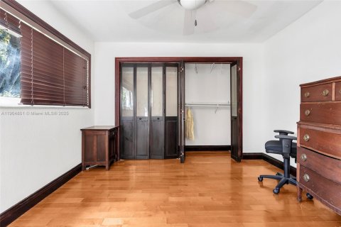 House in South Miami, Florida 5 bedrooms, 281.12 sq.m. № 1955172 - photo 22