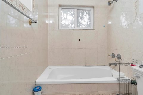 House in South Miami, Florida 5 bedrooms, 281.12 sq.m. № 1955172 - photo 25