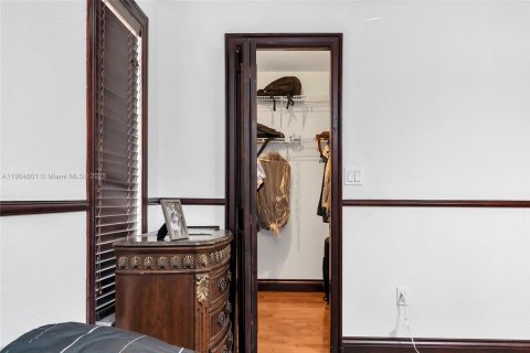 House in South Miami, Florida 5 bedrooms, 281.12 sq.m. № 1955172 - photo 29