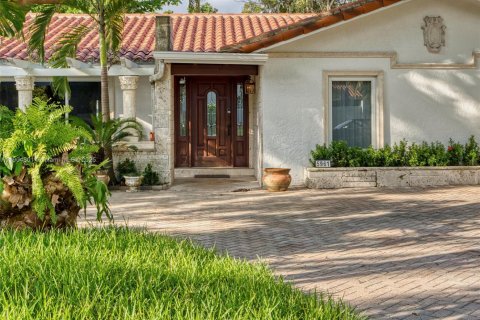 House in South Miami, Florida 5 bedrooms, 281.12 sq.m. № 1955172 - photo 11