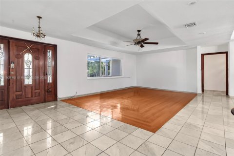 House in South Miami, Florida 5 bedrooms, 281.12 sq.m. № 1955172 - photo 15
