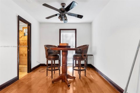 House in South Miami, Florida 5 bedrooms, 281.12 sq.m. № 1955172 - photo 30