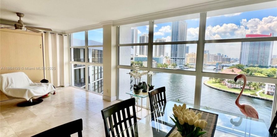 Condominio en Hallandale Beach, Florida, 2 dormitorios  № 1891304