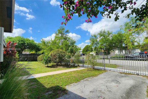 Casa en venta en Cutler Bay, Florida, 3 dormitorios, 180.51 m2 № 2066700 - foto 5