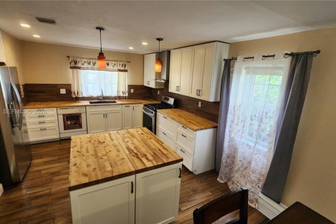 Casa en venta en Cutler Bay, Florida, 3 dormitorios, 180.51 m2 № 2066700 - foto 2