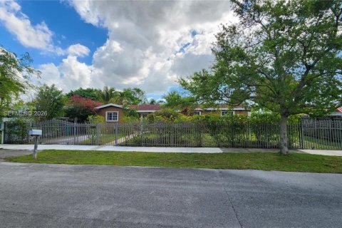 Casa en venta en Cutler Bay, Florida, 3 dormitorios, 180.51 m2 № 2066700 - foto 3