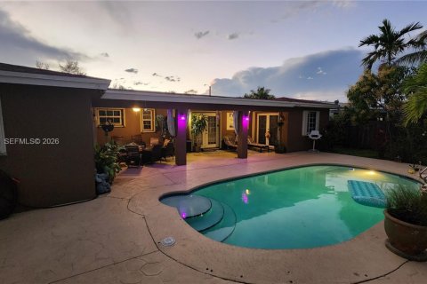 Casa en venta en Cutler Bay, Florida, 3 dormitorios, 180.51 m2 № 2066700 - foto 1