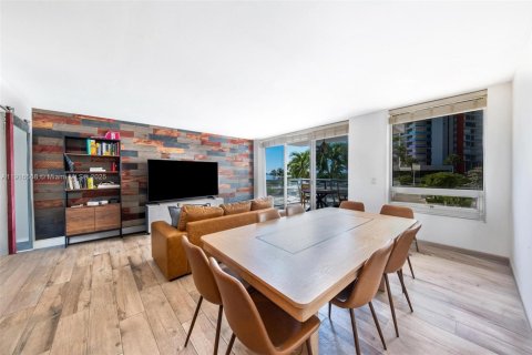 Condominio en Miami, Florida, 1 dormitorio  № 1974899